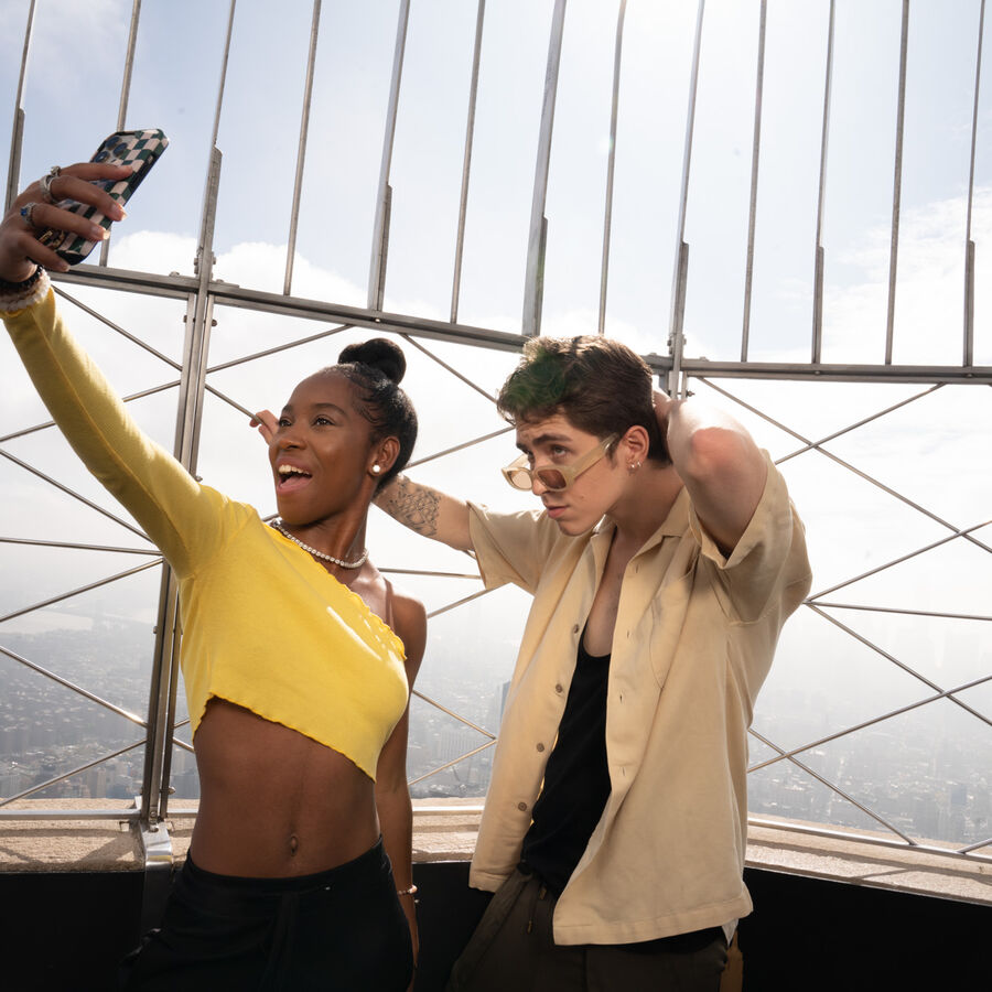 Amigos posam para uma foto no Observatório do 86º andar